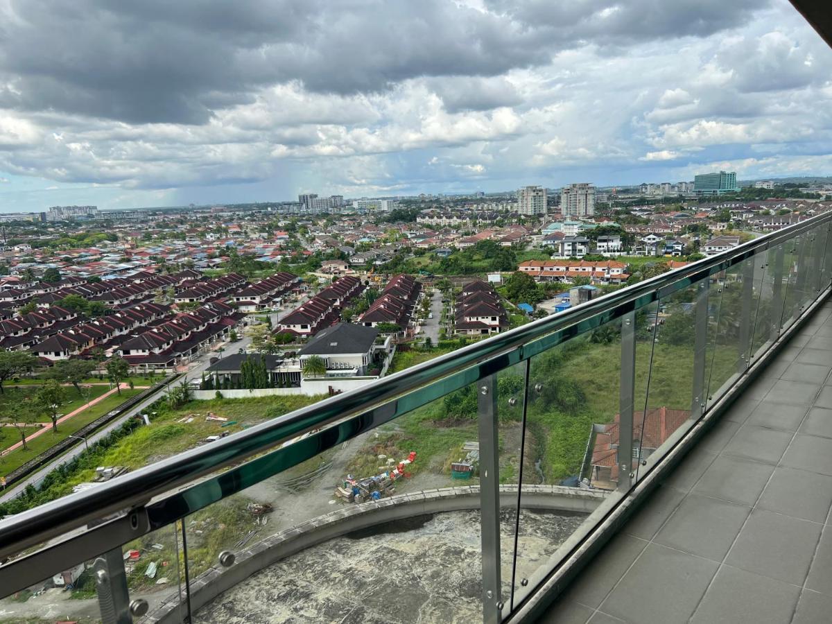 Imperial Grand Suite Apartment Kuching Buitenkant foto