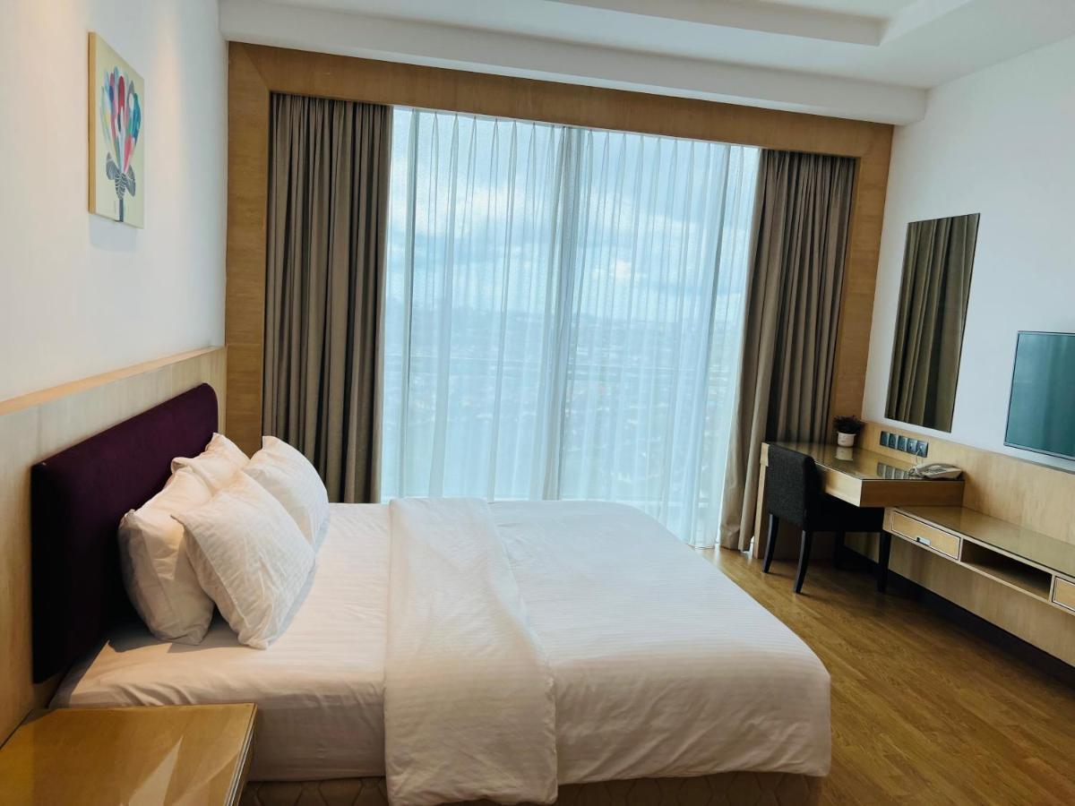 Imperial Grand Suite Apartment Kuching Buitenkant foto