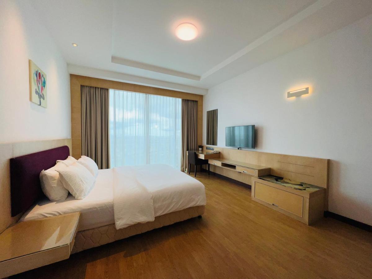 Imperial Grand Suite Apartment Kuching Buitenkant foto