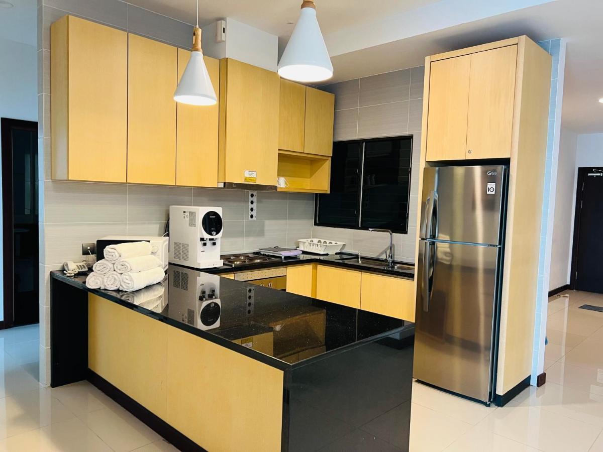 Imperial Grand Suite Apartment Kuching Buitenkant foto