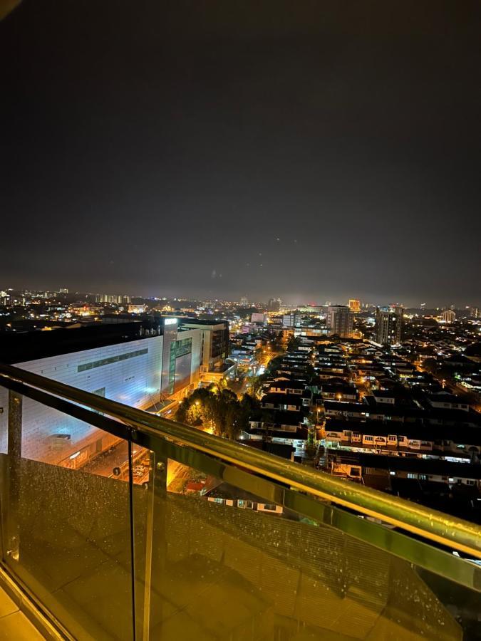 Imperial Grand Suite Apartment Kuching Buitenkant foto