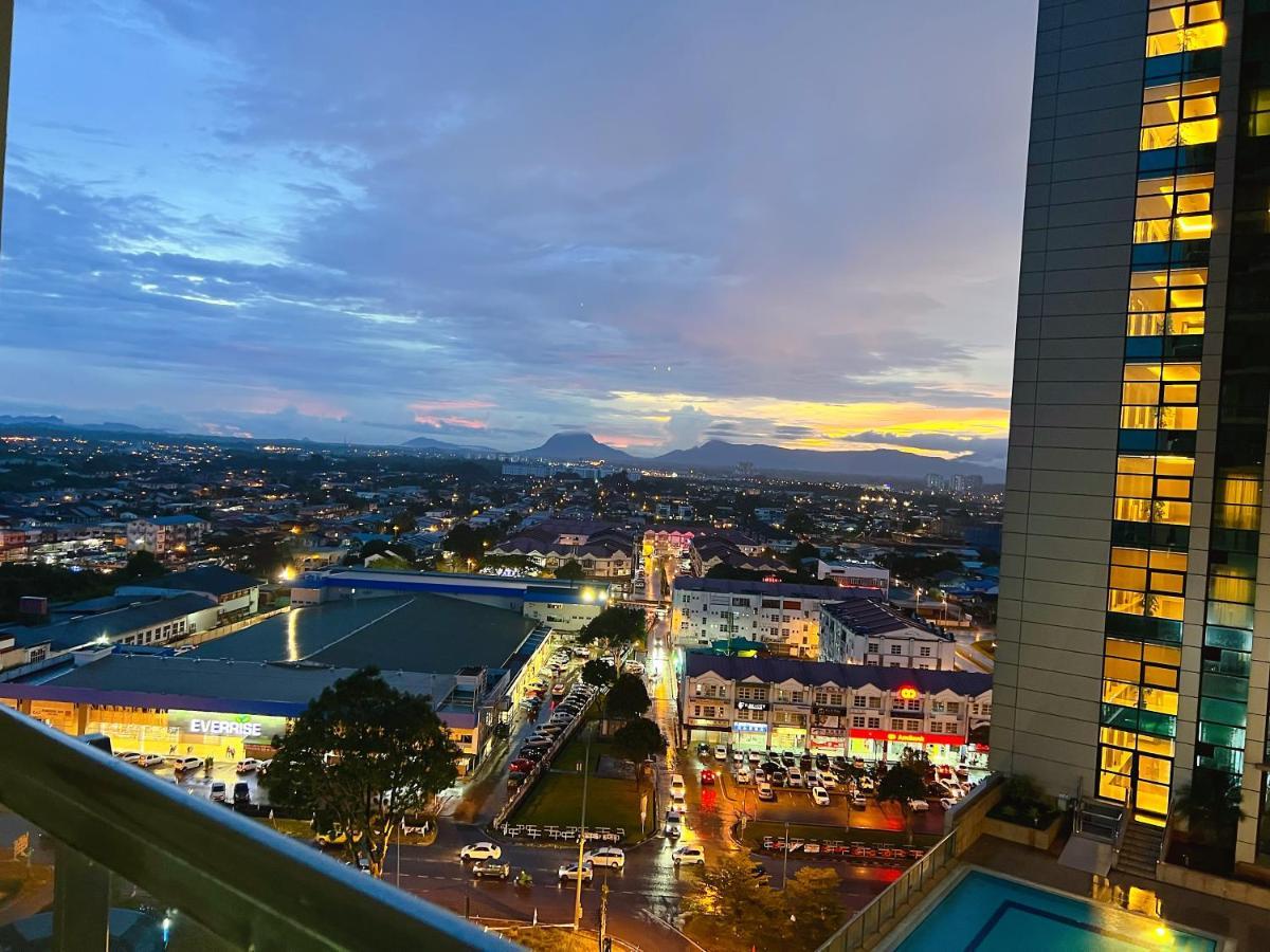 Imperial Grand Suite Apartment Kuching Buitenkant foto