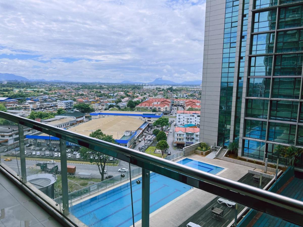 Imperial Grand Suite Apartment Kuching Buitenkant foto
