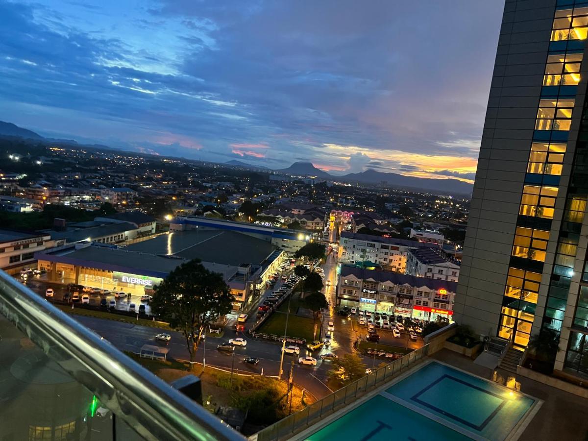 Imperial Grand Suite Apartment Kuching Buitenkant foto
